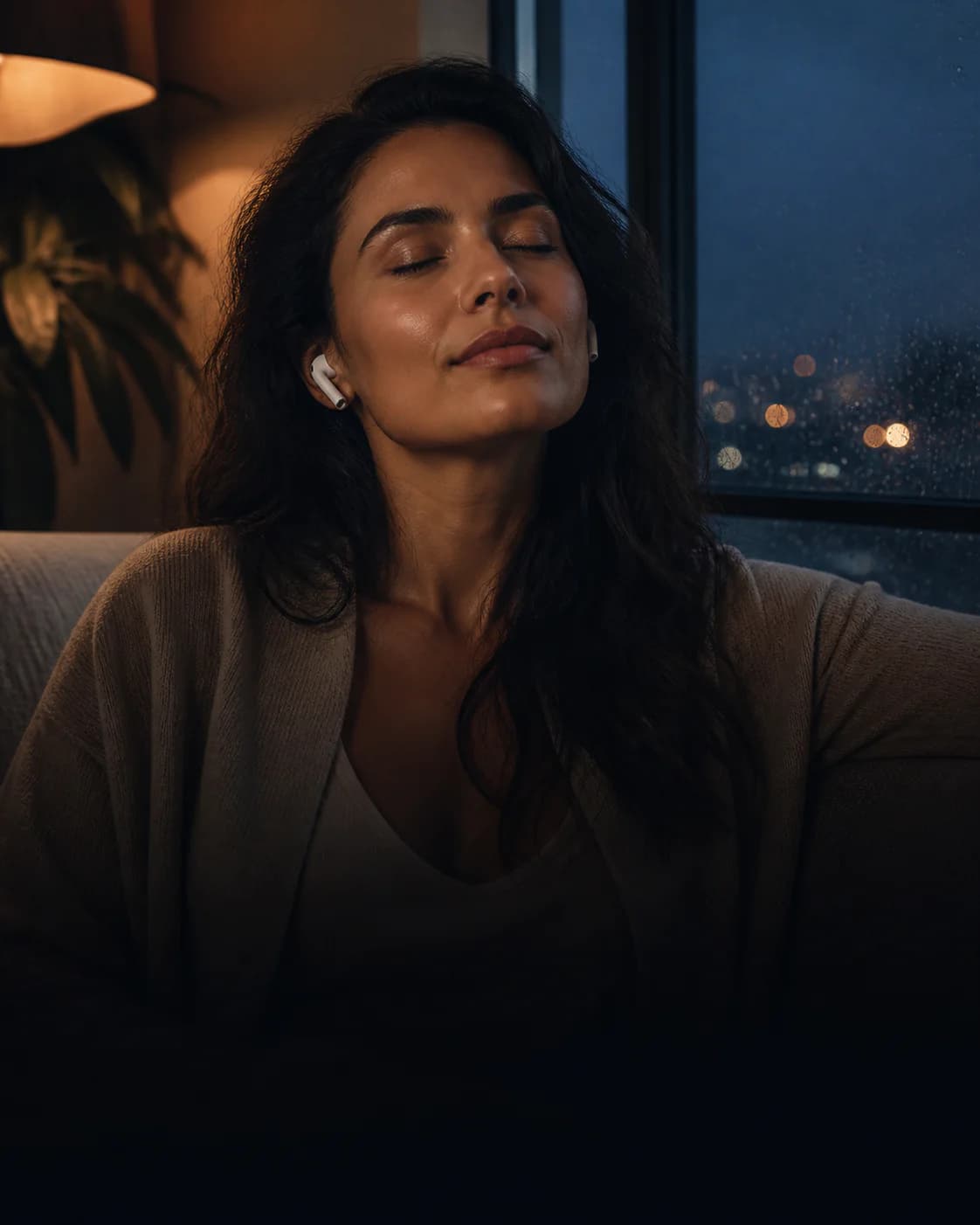 Mulher escuta uma experiência imersiva com AirPods